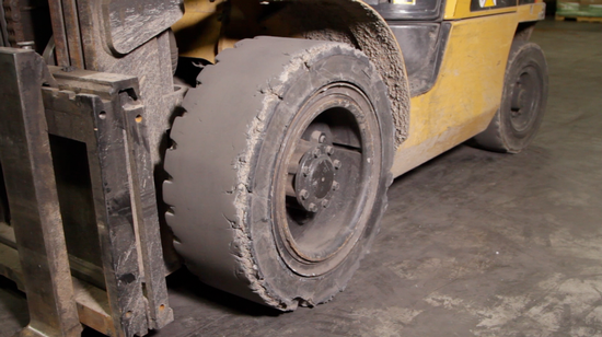 How to know when you should replace your forklift tires